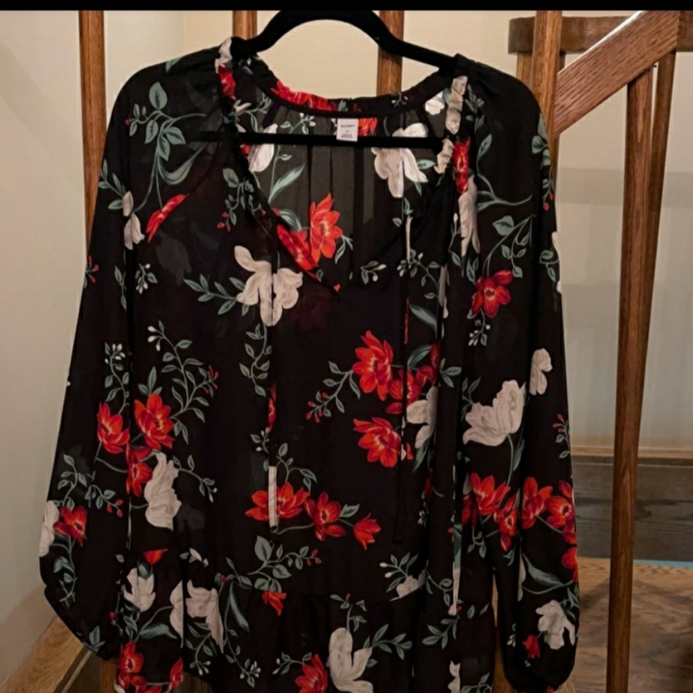 Like new! Old Navy floral top. Size Xl